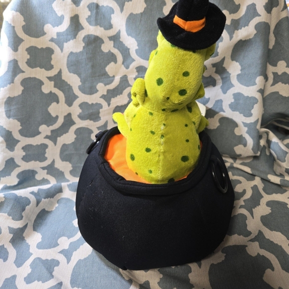 Hallmark Tremblin Toads Animated Singing Shaking Halloween Stew Frogs Plush - Picture 3 of 5